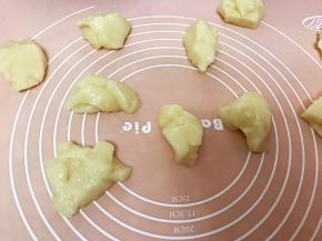 等凉透后取出把油揉进面团里，分成13份