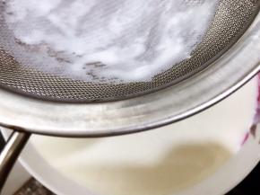 做好的面糊过筛一次