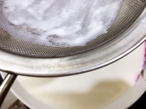 做好的面糊过筛一次