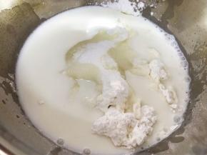 盆里加入糯米粉，玉米淀粉，细砂糖，纯牛奶