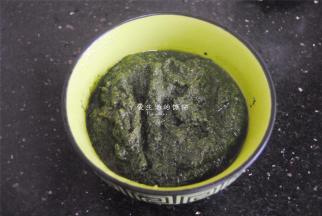 艾叶焯水后捞出混合清水用料理机搅打成泥，过滤出汁液，喜欢吃浓点的可以直接加艾叶泥来揉。