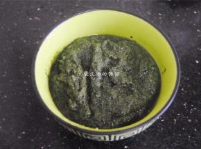 艾叶焯水后捞出混合清水用料理机搅打成泥，过滤出汁液，喜欢吃浓点的可以直接加艾叶泥来揉。