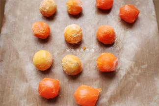 做艾叶青团皮之前先来处理蛋黄，蛋黄放在烤盘上，最好买新鲜的咸蛋磕出蛋黄，这样口感最佳，要是用袋装蛋黄建议用油浸泡一晚上。