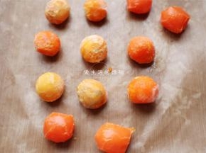 做艾叶青团皮之前先来处理蛋黄，蛋黄放在烤盘上，最好买新鲜的咸蛋磕出蛋黄，这样口感最佳，要是用袋装蛋黄建议用油浸泡一晚上。