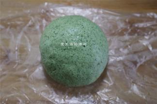 将糯米粉和粘米粉混合均匀后，加入糖，分次加入艾叶汁揉成团，不黏手即可，不要加太多。
