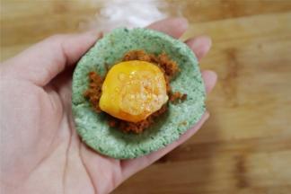 蛋黄用手稍稍捏碎，口感会更好。