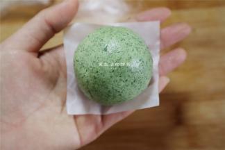 然后包起来，放在油纸上。