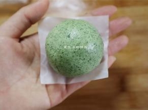 然后包起来，放在油纸上。