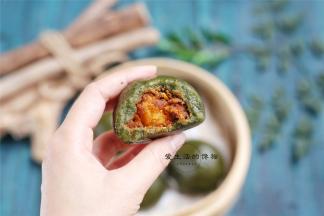 香软不粘牙的艾叶青团就做好了，咬一口，实在好吃，相比15元一个的网红青团毫不逊色哦~