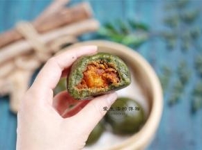 香软不粘牙的艾叶青团就做好了，咬一口，实在好吃，相比15元一个的网红青团毫不逊色哦~
