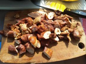 把肥肠切小块。