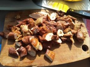 把肥肠切小块。