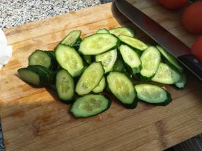 黄瓜洗净切片。