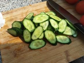 黄瓜洗净切片。