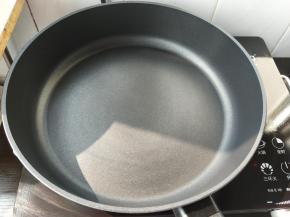 准备一个不粘锅，无需用油，直接热锅。