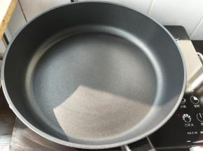 准备一个不粘锅，无需用油，直接热锅。