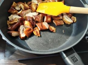 慢慢炒出油脂。