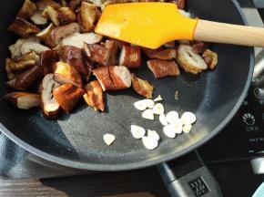 加入蒜瓣，炒香。