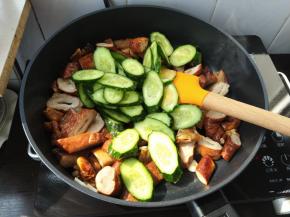 再倒入黄瓜片。