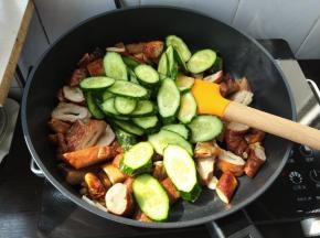 再倒入黄瓜片。