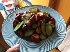 黄瓜炒至半软的状态即可装盘了。