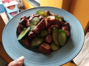 黄瓜炒至半软的状态即可装盘了。