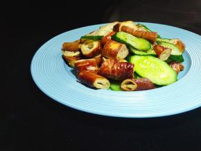 黄瓜炒熏肥肠成品图