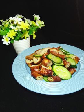 黄瓜炒熏肥肠成品图