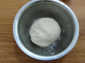 取出面团，收拢光滑，放入一个盆内。