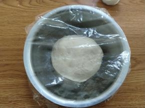 盖上保鲜膜，密封发酵。
