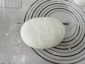 挤压排气，适当加些面粉揉面，反复揉，揉到里面看不到大的孔洞。