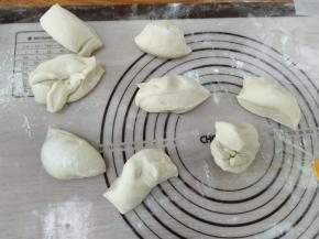 切成大小均匀的小剂子，每个大约75g左右。