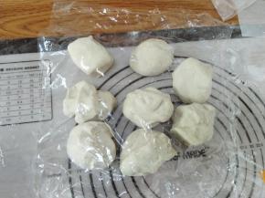 用保鲜膜盖上，松弛几分钟。