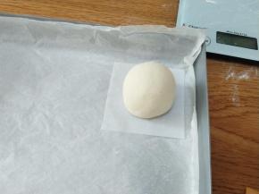 面团揉好搓成馒头型，尽量揉到表面光滑。