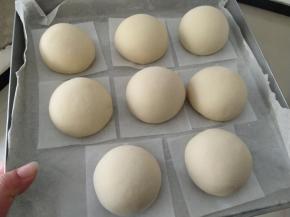 醒发至馒头胚比原来略大一些，手轻触馒头坯略有弹性，就可以了。