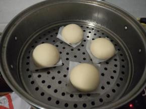 把蒸锅底部添好水，加热至水开，然后把馒头放入蒸锅，盖好盖子，大火定时蒸20分钟。（这里使用的是电陶炉，明火的话，15分钟即可。）