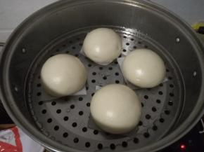 关火后，3分钟以后再慢慢打开盖子，这款家常的馒头就完成了。