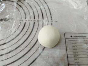 取一个小面团，反复手揉，在揉的过程中适当加些面粉揉面。