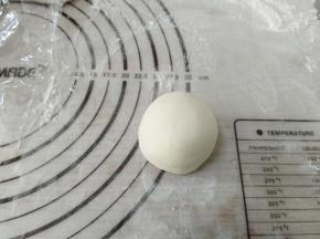 取一个小面团，反复手揉，在揉的过程中适当加些面粉揉面。