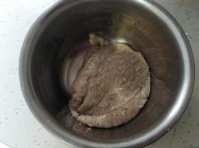 一大早去菜市场买到新鲜的大头宝，店家有机器可以帮忙去骨头和鱼刺，直接就变成了鱼泥。