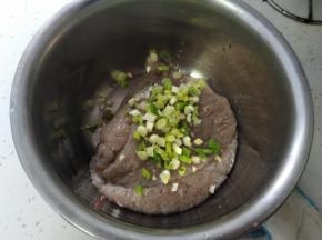 加入2勺料酒跟葱花。