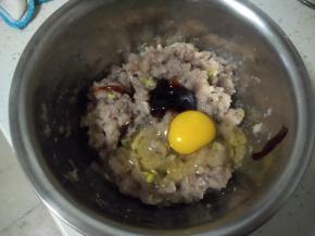 加入鸡蛋、蚝油、盐。