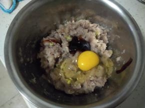 加入鸡蛋、蚝油、盐。