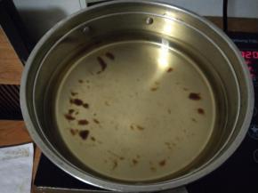 准备一锅清水，加入一勺食盐，再加少许蚝油煮开。