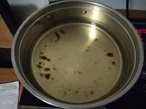 准备一锅清水，加入一勺食盐，再加少许蚝油煮开。