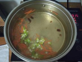 加入一点葱花、胡萝卜丝。