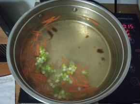 加入一点葱花、胡萝卜丝。