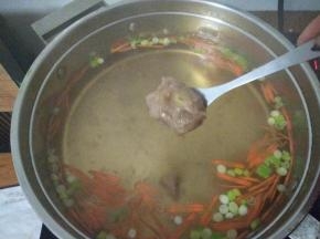 当汤水出现气泡，快要沸腾的时候，用一个小勺子，团上一小勺。