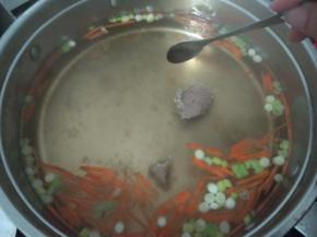 轻轻顺着锅边下锅，鱼丸慢慢就会浮起。