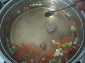 轻轻顺着锅边下锅，鱼丸慢慢就会浮起。